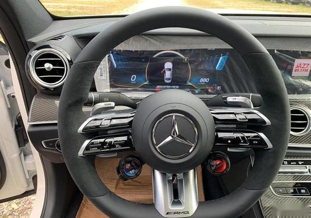 新款奔驰AMG E63S海外实拍 百公里加速仅4.3秒