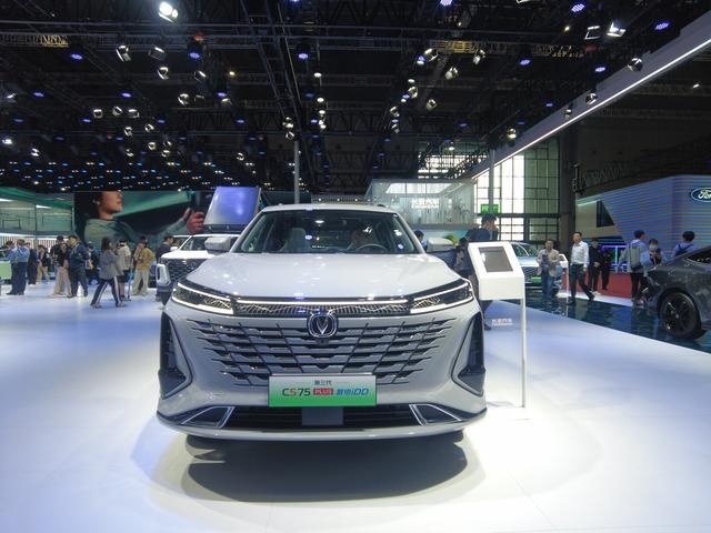 第三代长安CS75 PLUS智电iDD实拍，前脸造型时尚，续航能力提升