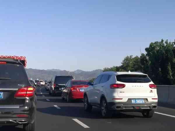五一高速堵车 不怕 我有华晨雷诺观境躺着等