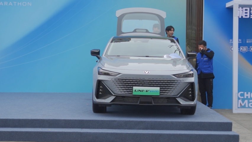 阔别三年再归来，长安汽车“满电”护航2023重庆马拉松