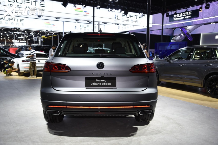 售价69.38万元起,大众途锐火山岩涂装运动版上市,竞争宝马x5