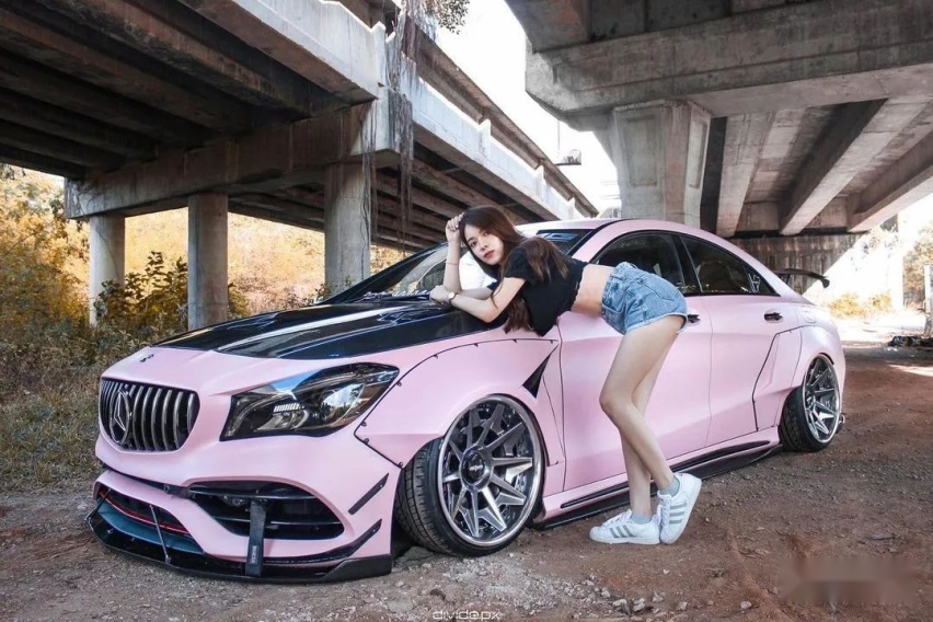 宽体+防滚架的粉色奔驰CLA，妥妥的自带美女上车功能