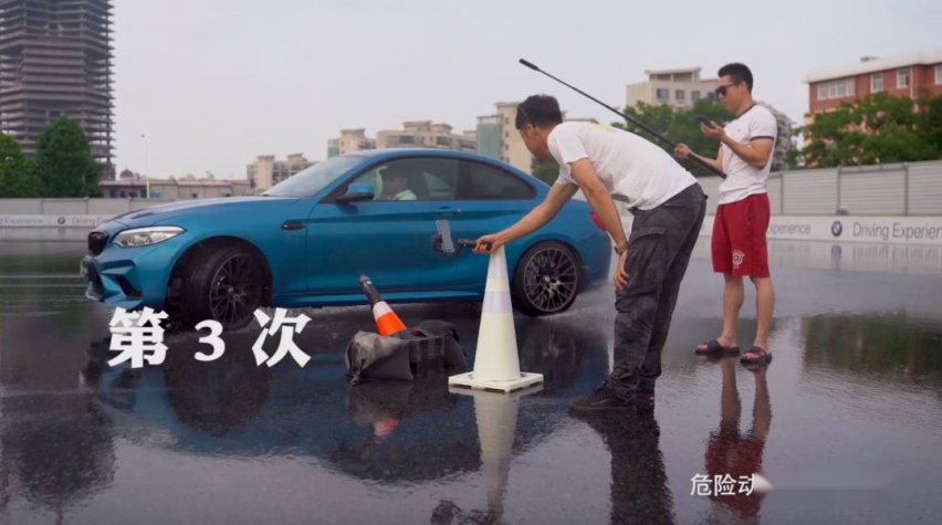 宝马M2雷霆版——漂移开瓶盖大挑战！