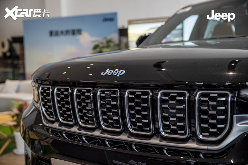 Jeep全新⼤切诺基4xe豪华越野亮相杭州