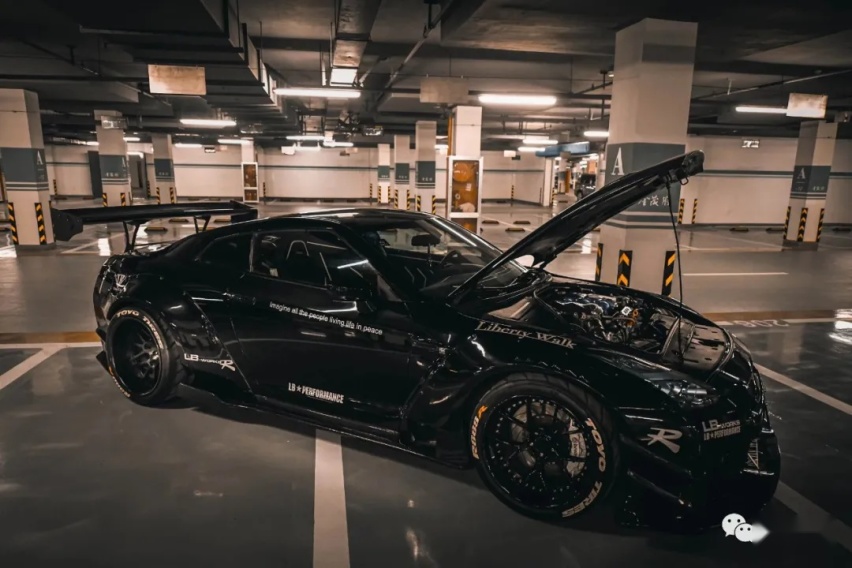 再次进化的日产GT-R R35，单单机舱就放进了两台思域的价格