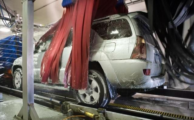 加油站自动洗车：伤车漆都是小事儿，了解完这几点再尝试