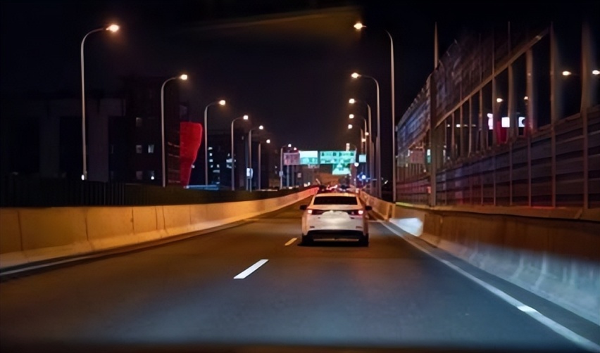 为什么有的司机更喜欢夜晚跑高速？夜间行车这些事项必须注意！