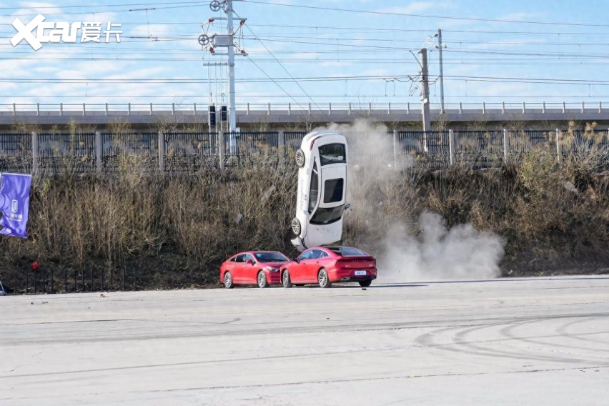 挑战100km/h高速翻滚试验，第四代奔腾B70的“成绩单”来了