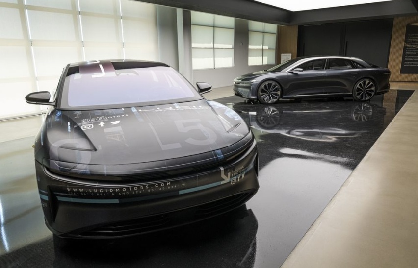 Lucid Air交付，马斯克发《七步诗》，它们有什么恩怨？