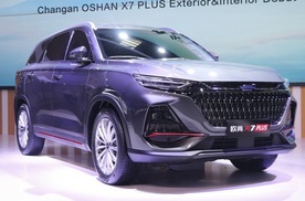 长安欧尚X7 PLUS内饰曝光，整体科技感十足