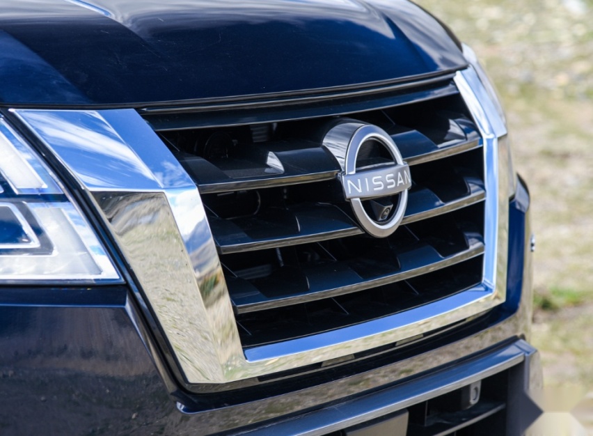 车长超5米3，后排座椅可放平，搭载5.6L V8引擎，气场比奥迪Q7强
