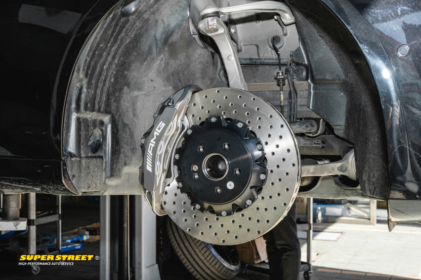 奔驰E级更换Brembo HP2000刹车片CZV打孔刹车盘