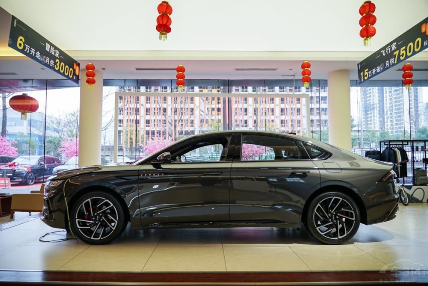 美系豪华对决：林肯Z完胜凯迪拉克CT5！