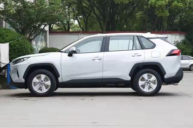 详解RAV4荣放：空间宽敞，高颜值，2.0L发动机+CVT