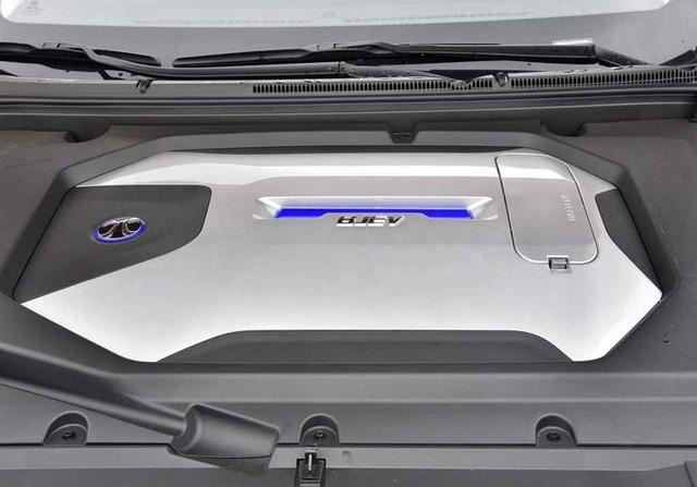 北汽新能源新款EU5实车亮相 换装全新品牌LOGO