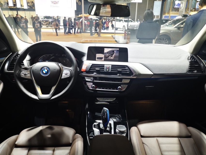 实拍纯电动BMW iX3外观内饰，售46.99-50.99万