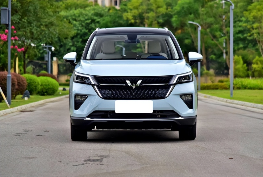 10万级的混动SUV，车长4594mm，市区油耗4.6L，可弹射起步