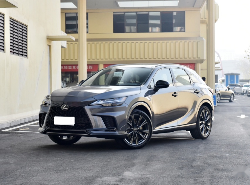雷克萨斯的C级SUV，搭载2.4T混动，比奔驰GLC漂亮，后排放倒当床