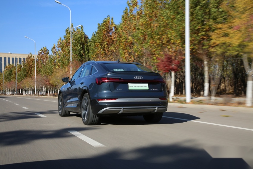 贴近燃油车的行驶品质，试驾奥迪e-tron Sportback