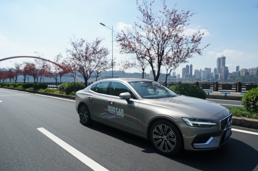 运动感不输同级后驱车，试驾体验新款沃尔沃S60