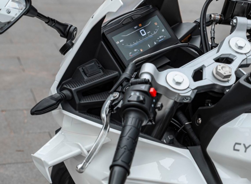 入手价不到1.5万？纯白赛科龙RC250：标配ABS、TCS，新手首选