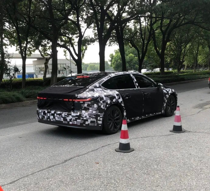 50多万的蔚来ET7续航1000km，3.9秒破百，打7系能赢吗？