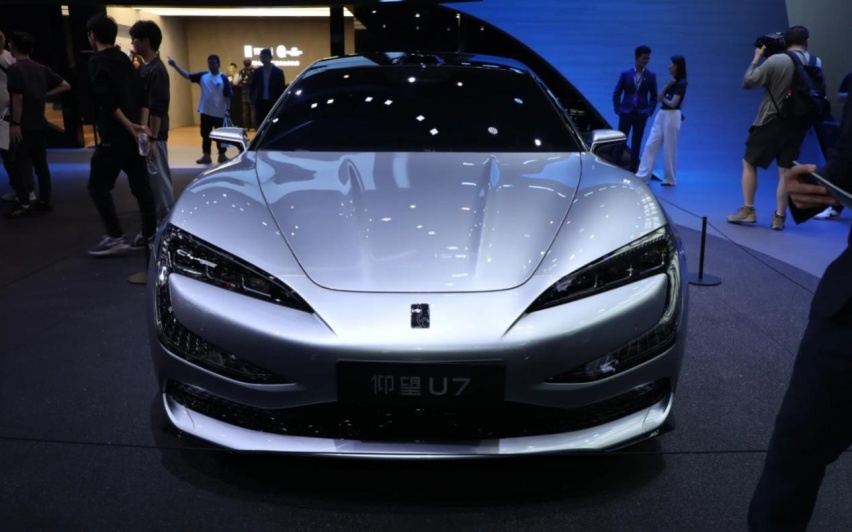 仰望U7，云辇-Z技术，四电机超1300马力，悬浮电机取代减震器