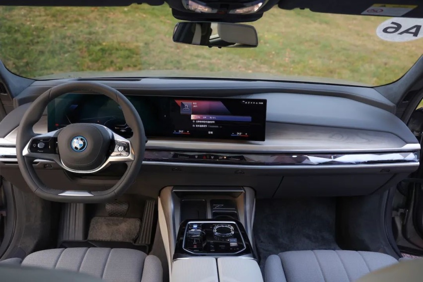 魔毯悬架+31寸交互屏打造顶级奢华 BMW i7系重塑纯电旗舰标杆