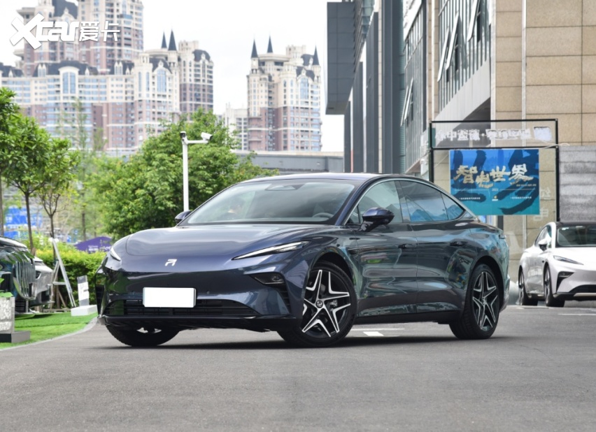 上汽飞凡f7,车长5000mm,配"沙发"座椅 16喇叭