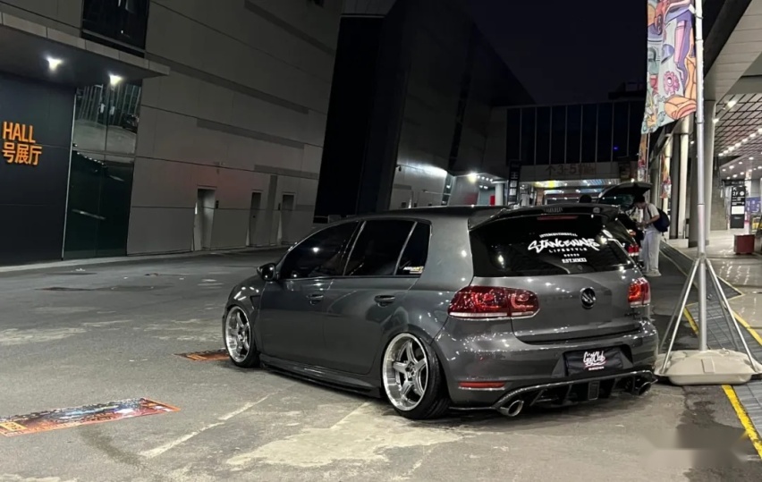 姿态与性能并存的6代高尔夫GTI，01年车主表示玩车很穷但很开心