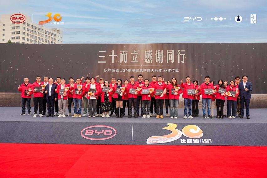 比亚迪速度太快了！才5天，王传福为90位幸运车主交车了