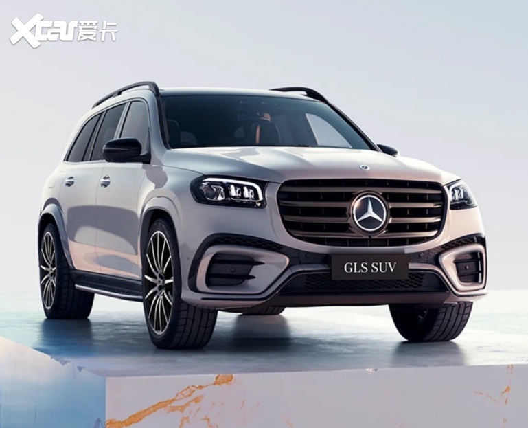 新款奔驰gls在外观设计上比老款车型更显大气,新车的前脸采用了粗壮的