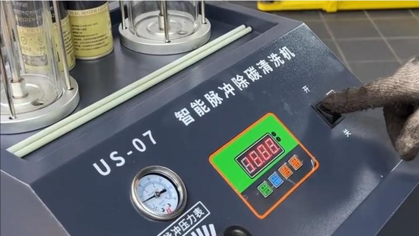 汽车发动机烧机油清除积碳能解决问题吗