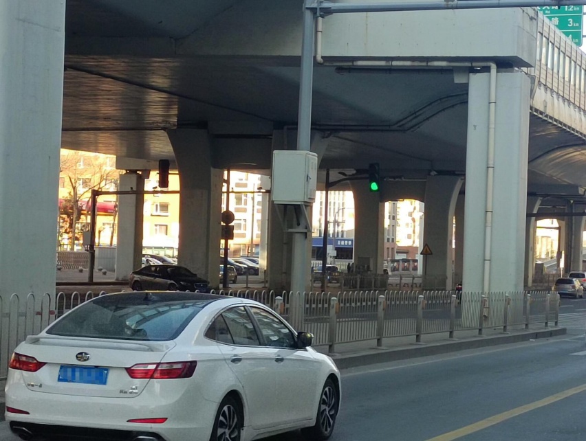 又一交通规则来袭 堵车“闯绿灯”也属违法 最高罚款200元并扣2分