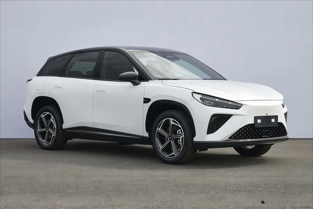 哪吒L实车曝光！定位大五座SUV，轴距超2.8米，纯电+增程动力