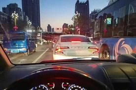 高手开车5大特点，能做到三个就算老司机，看看你占了几个？