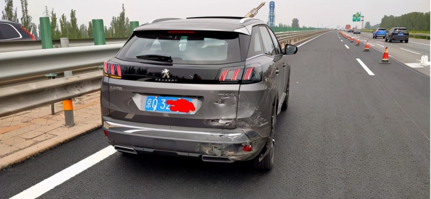 太吓人，时速70km/h追尾，吉利撞标致，吉利直接报废