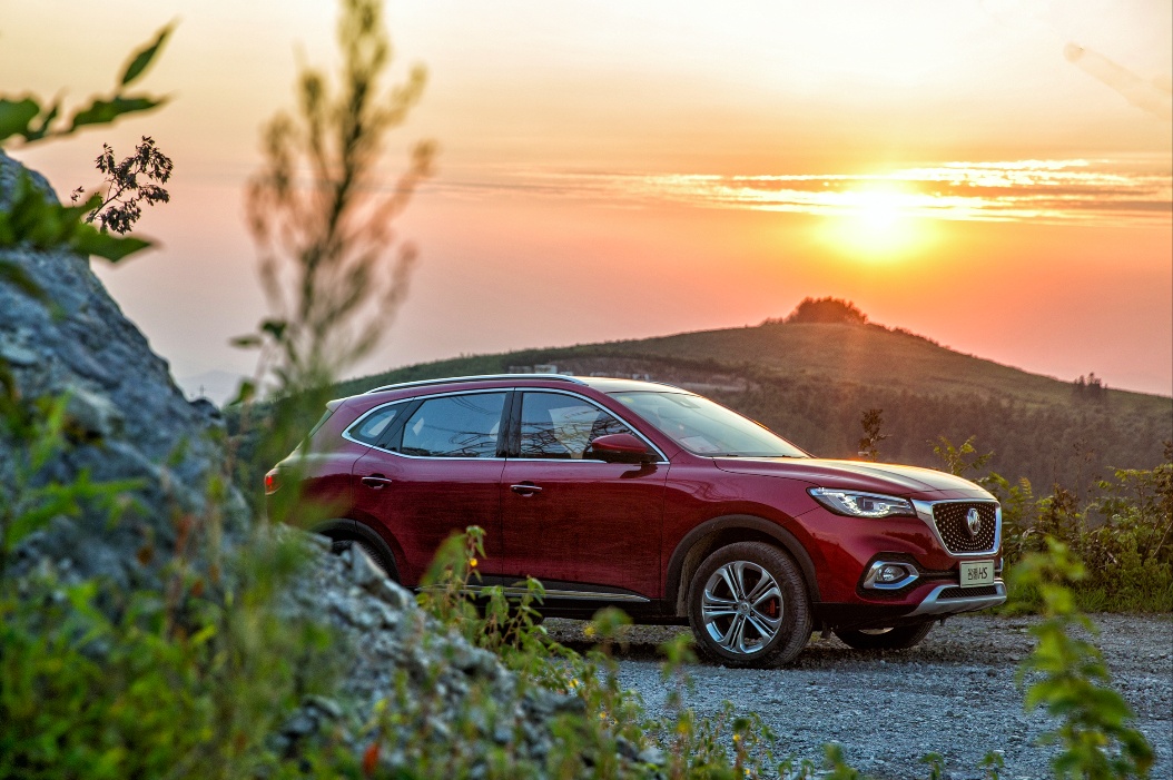 15万买紧凑型运动SUV，名爵HS和吉利星越怎么选？