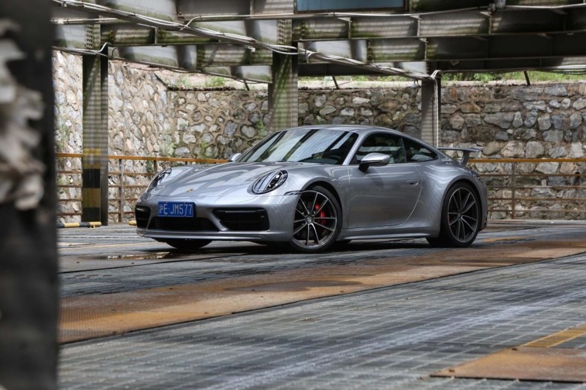 牛X评测：实测3.69秒破百 保时捷911 Carrera 4S有何魅