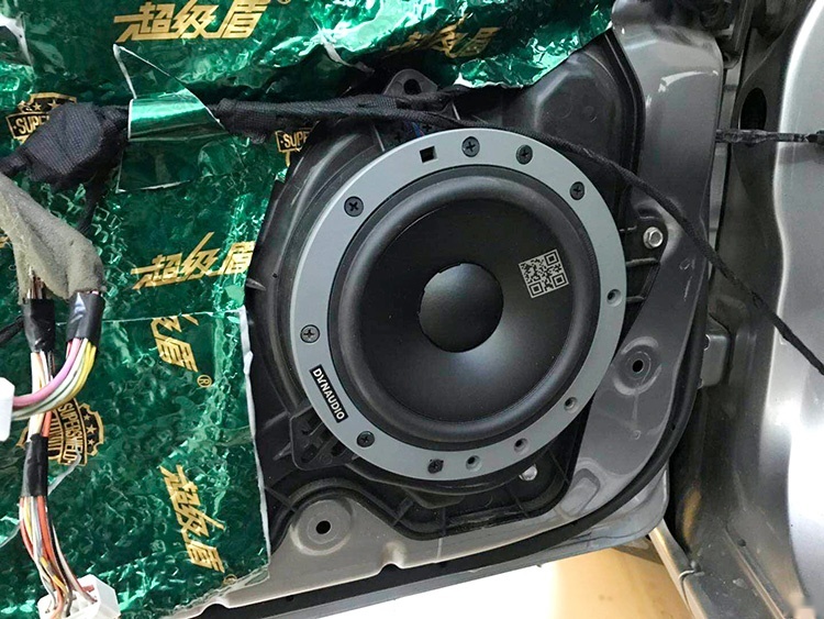 马自达3汽车音响改装隔音升级，哈尔滨小蒋汽车音响改装作业