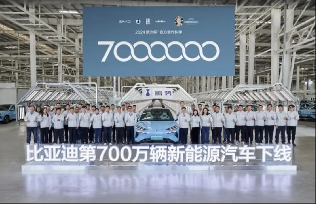 比亚迪一年赚了300亿，合资车企更慌了？