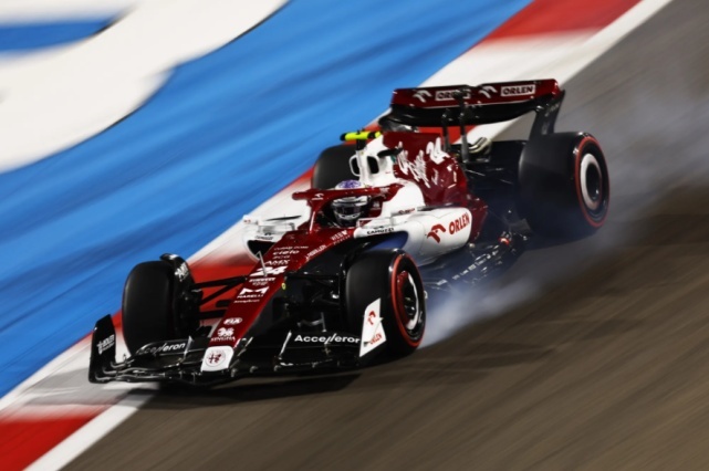 创造历史，中国首位F1车手周冠宇正赛首秀，拿下历史第一分