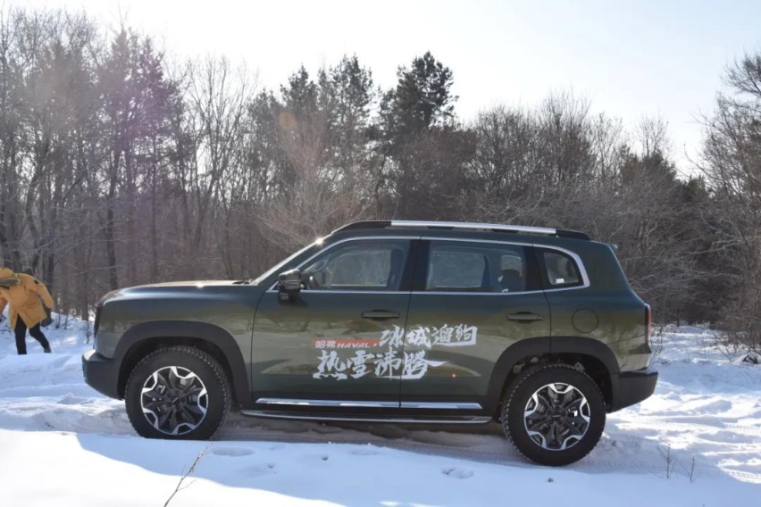 莫帅开一台不一样的哈弗SUV,冰雪漂移