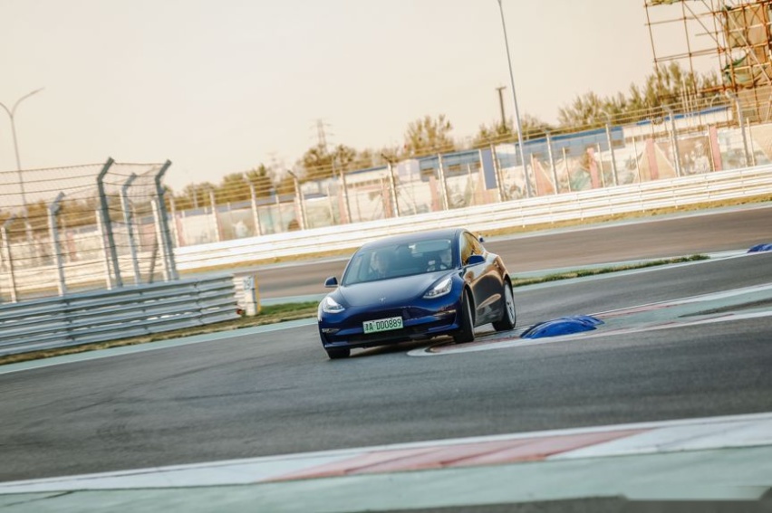 试驾丨赛道狂飙特斯拉Model 3，电动车也有乐趣？