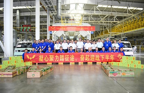 车圈“万人迷”，年轻人需要什么，五菱就造什么，宏光MINIEV已火