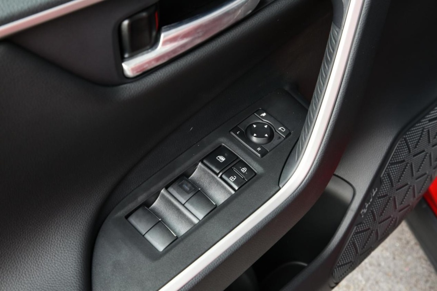 能否在纯电当道的时代闯出一片天？试驾：RAV4荣放双擎E+