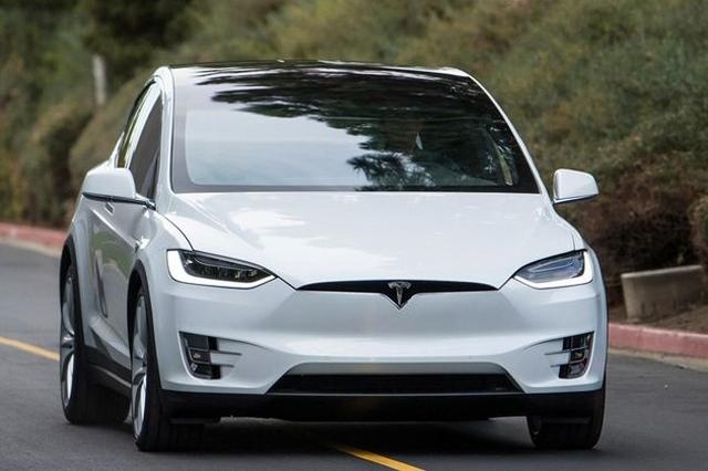 特斯拉Model 3发生故障，在高速开启自动驾驶后直接撞上大卡车