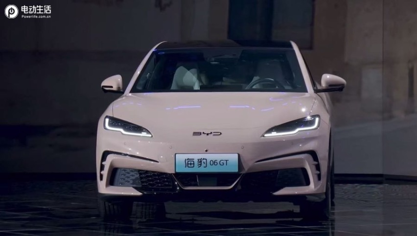 年轻人的第一台GT 比亚迪海豹06GT上市售13.68万起