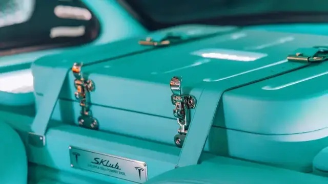 30万的特斯拉Model 3改成千万神车奔驰300SL，看完心动了！