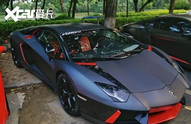 杨幂座驾是150万的奔驰，名下艺人迪丽热巴座驾太霸气